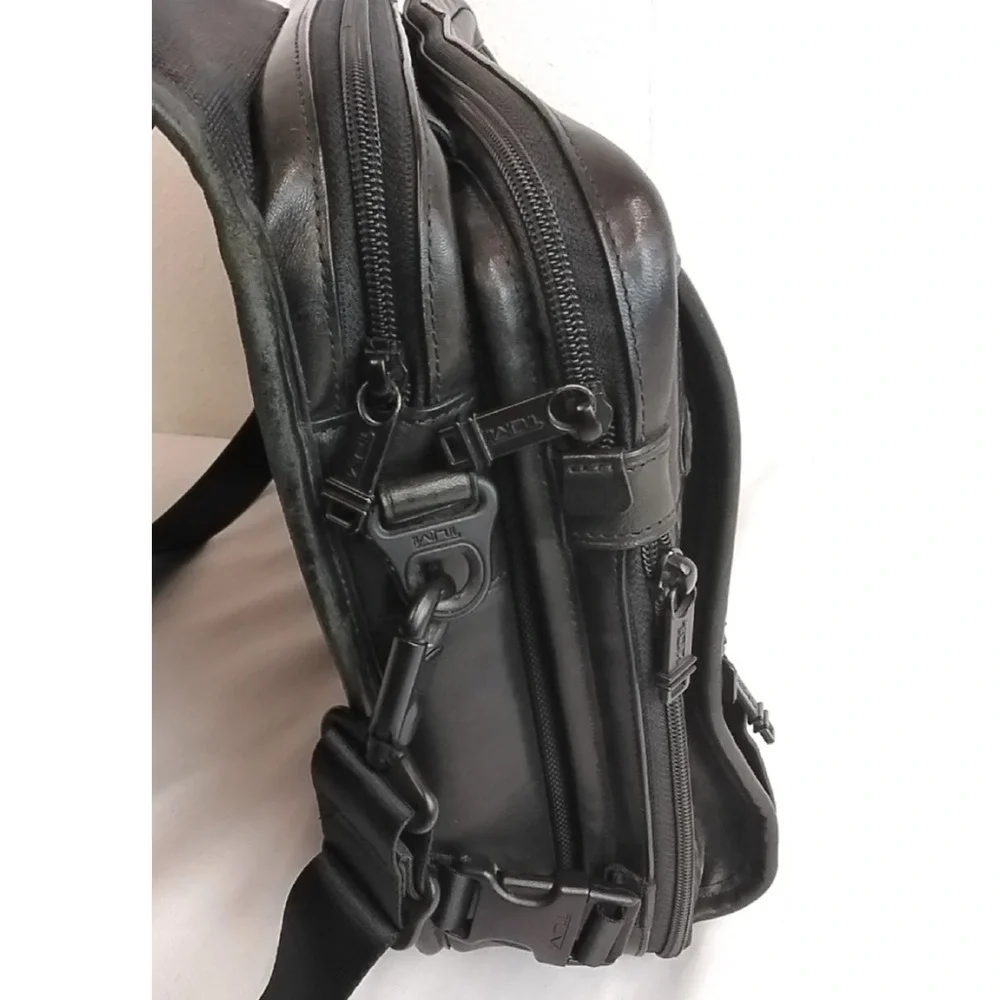 Tumi Messenger Bag Men's Leather Laptop Sleeve Commuter Bag Work Travel #Z5791